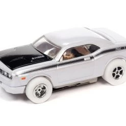 Auto World iWHEELS 2008 Dodge Challenger X-Traction R34 HO Slot Car