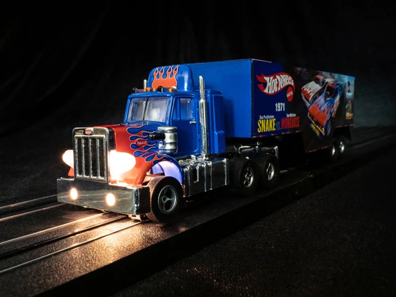 Auto World Racing Rig Peterbilt Model 359 w/Race Trailer (Snake II vs. Mongoose II) X-Traction Flamethrowers R12 HO Slot Car - Image 4